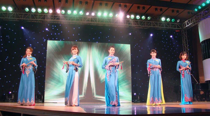 16 nữ sinh đã trình diễn vô cùng ấn tượng với những tà áo dài duyên dáng
